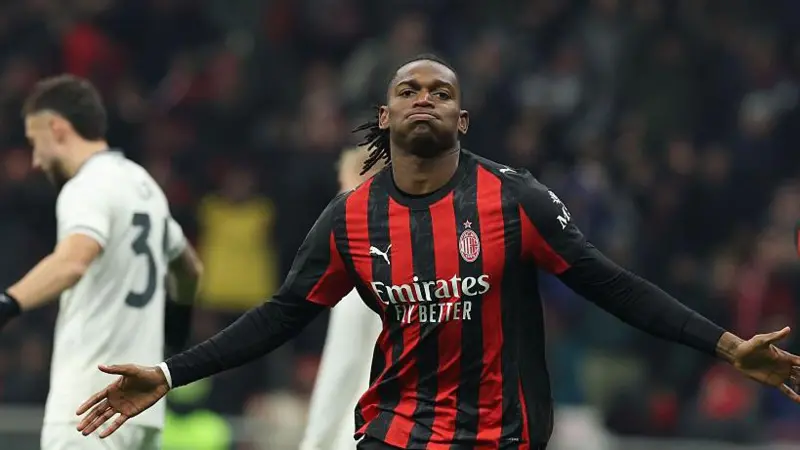 Rafael Leao berhasil membawa AC Milan ke puncak klasemen Serie A melalui kemenangan tipis atas Lazio berkat gol semata wayangnya.