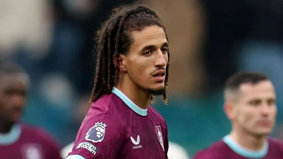 Gelandang Burnley, Hannibal Mejbri, harus menghadapi sanksi berupa larangan tampil selama empat laga disertai denda £15.000.