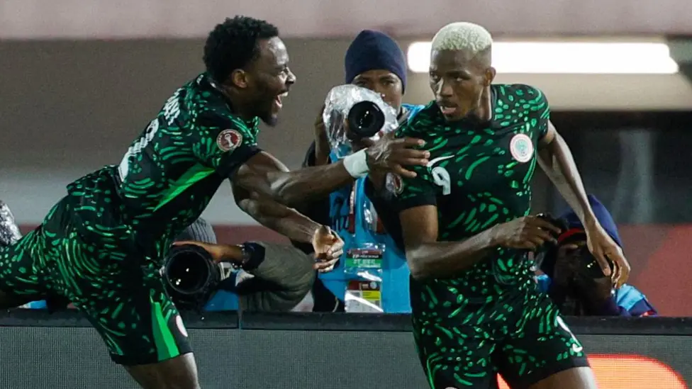 Nigeria berhasil melangkah ke babak 16 besar Piala Afrika 2025 setelah melewati perlawanan keras Tunisia di menit-menit penutup laga.