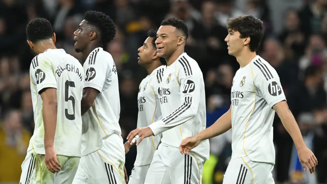 Real Madrid terus menempel Barcelona di puncak klasemen setelah mereka menang dari tamunya Sevilla dengan skor 2-0.