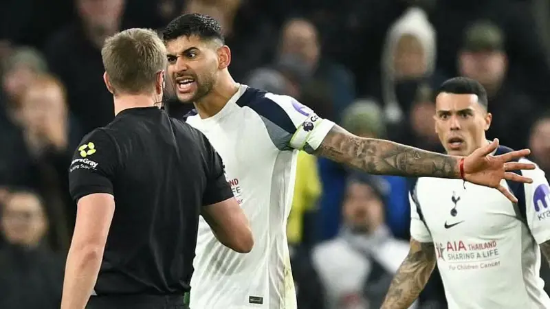 Manajer Tottenham Thomas Frank menyatakan bahwa Cristian Romero seharusnya tidak menerima kartu merah dalam kekalahan 2-1 atas Liverpool