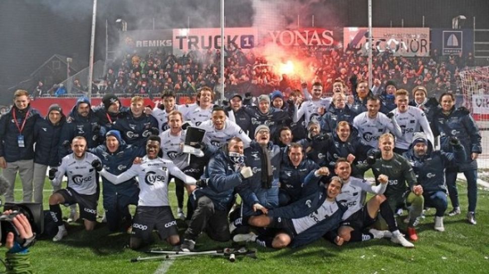 Setelah penantian panjang selama 34 tahun, Viking FK akhirnya mengangkat kembali trofi juara liga Norwegia..