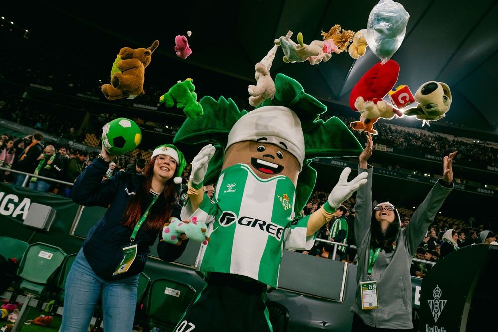 Tradisi Hujan Boneka Real Betis