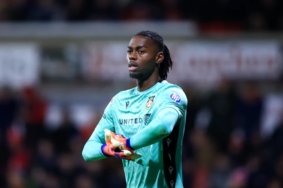 Arthur Okonkwo sempat melakukan kesalahan fatal yang memberi Swansea City kemenangan dramatis atas Wrexham tepat sebelum Natal.