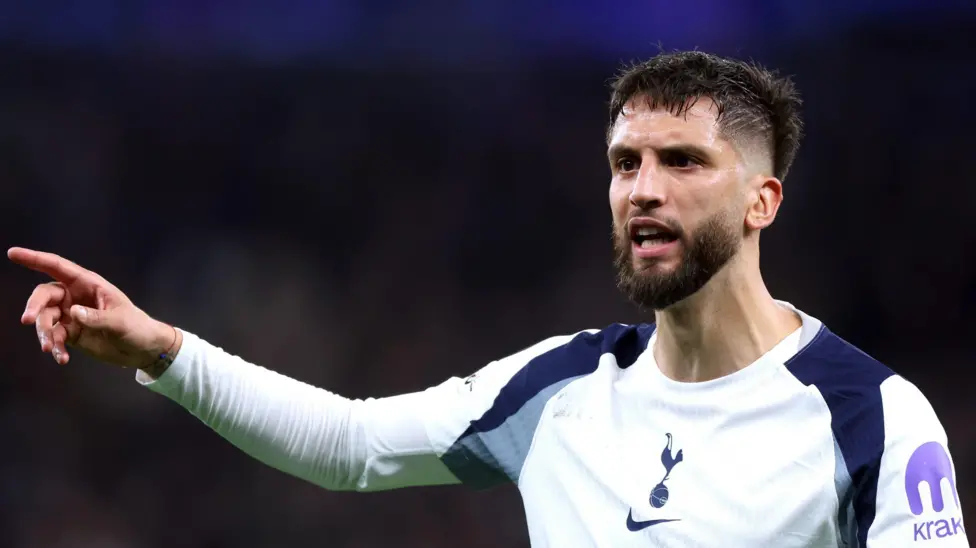 Rodrigo Bentancur, gelandang Tottenham, harus menjalani operasi hamstring dan diprediksi absen setidaknya tiga bulan ke depan.