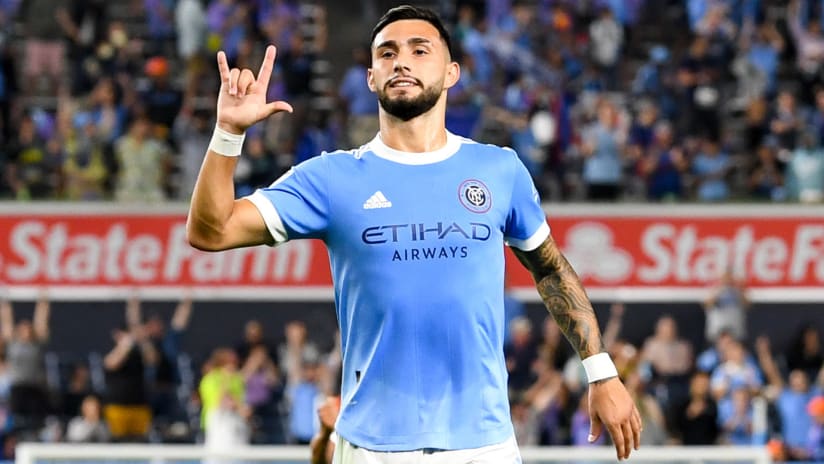 Striker asal Argentina Valentin Castellanos telah resmi memperkuat tim Liga Premier Inggris, West Ham United.