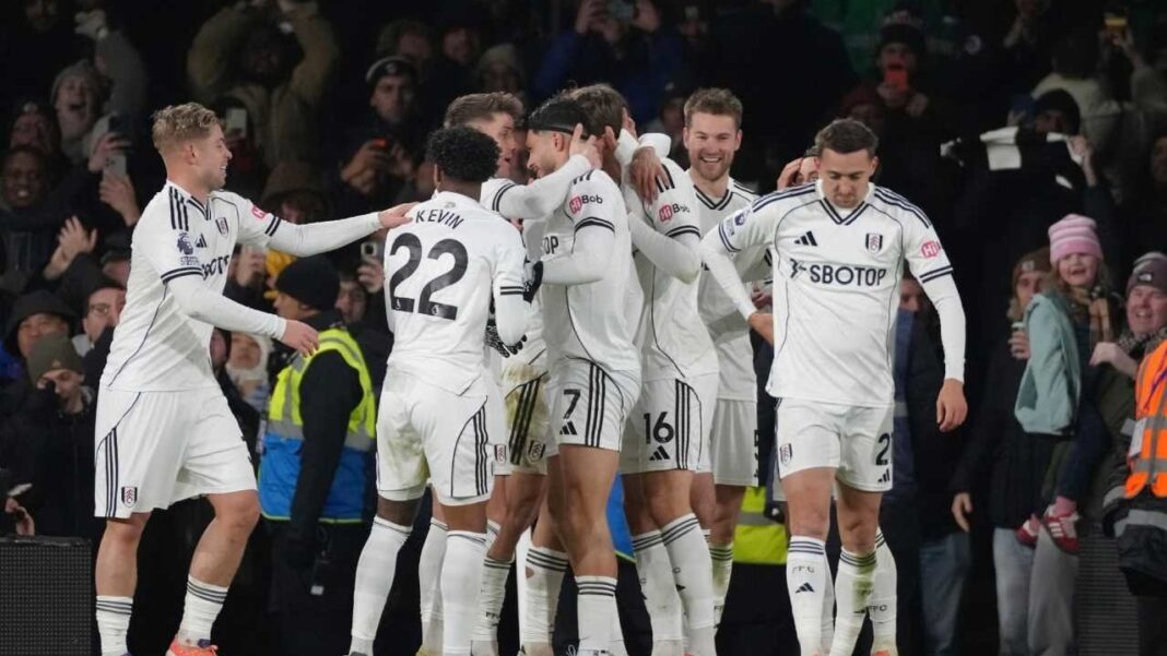 Fulham secara mengejutkan berhasil mengalahkan tamunya Chelsea setelah mereka menjaga tiga poin di kandang sendiri, skor akhir 2-1.
