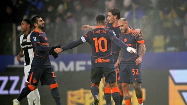 Inter Milan sukses mencuri poin penuh di kandang Parma setelah mereka menetak dua gol dan berhasil pulang tanpa kebobolan.