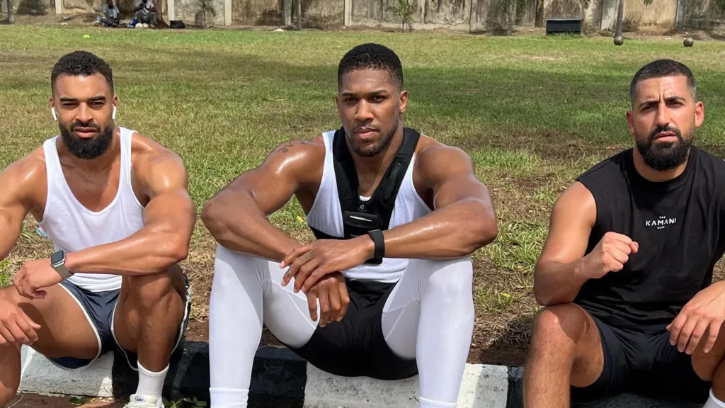 Anthony Joshua telah meninggalkan rumah sakit, beberapa hari setelah insiden di jalan raya yang merenggut nyawa dua orang rekan dekatnya.