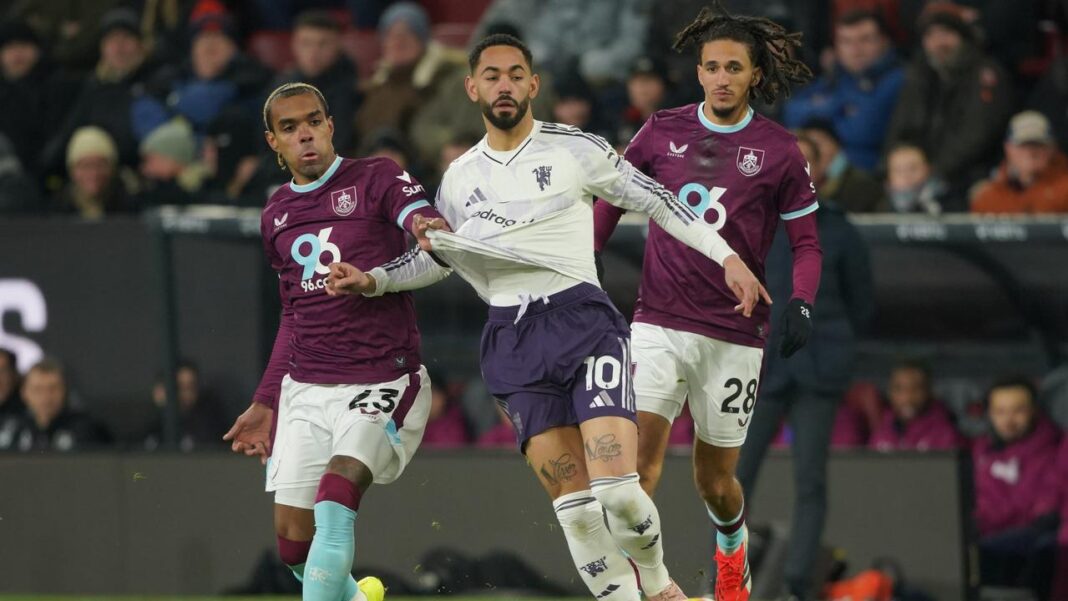 Dua gol dari Benjamin Sesko nyatanya tidak bisa membawa Manchester United menang, mereka hanya bisa bermain imbang 2-2 melawan Burnley.