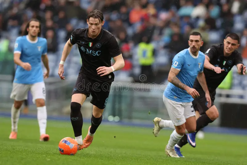 Dihujani tiga kartu merah, Napoli berhasil menang dengan meyakinkan di kandang Lazio setelah mencetak dua gol tanpa balas.