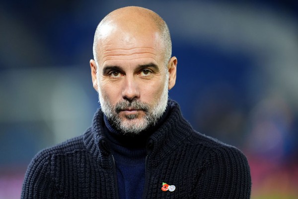 Pertanyaan dilemparkan Pep Guardiola perihal kemungkinan persaingan gelar Liga Premier musim ini hanya untuk Manchester City dan Arsenal.