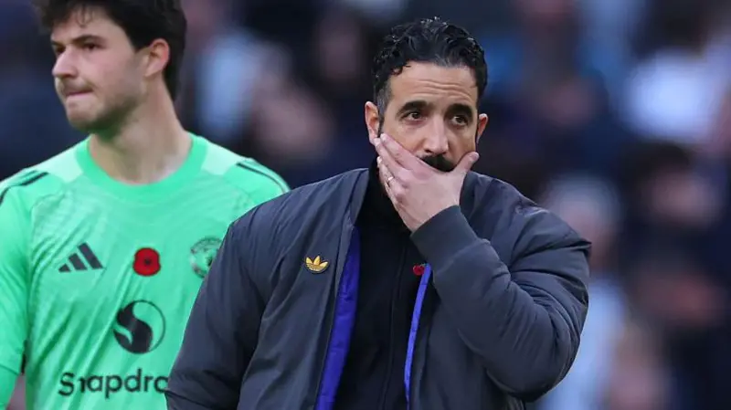 Manchester United mendapat kritikan keras dari legenda klub mereka, Gary Neville, usai pemecatan Ruben Amorim pada hari Senin.