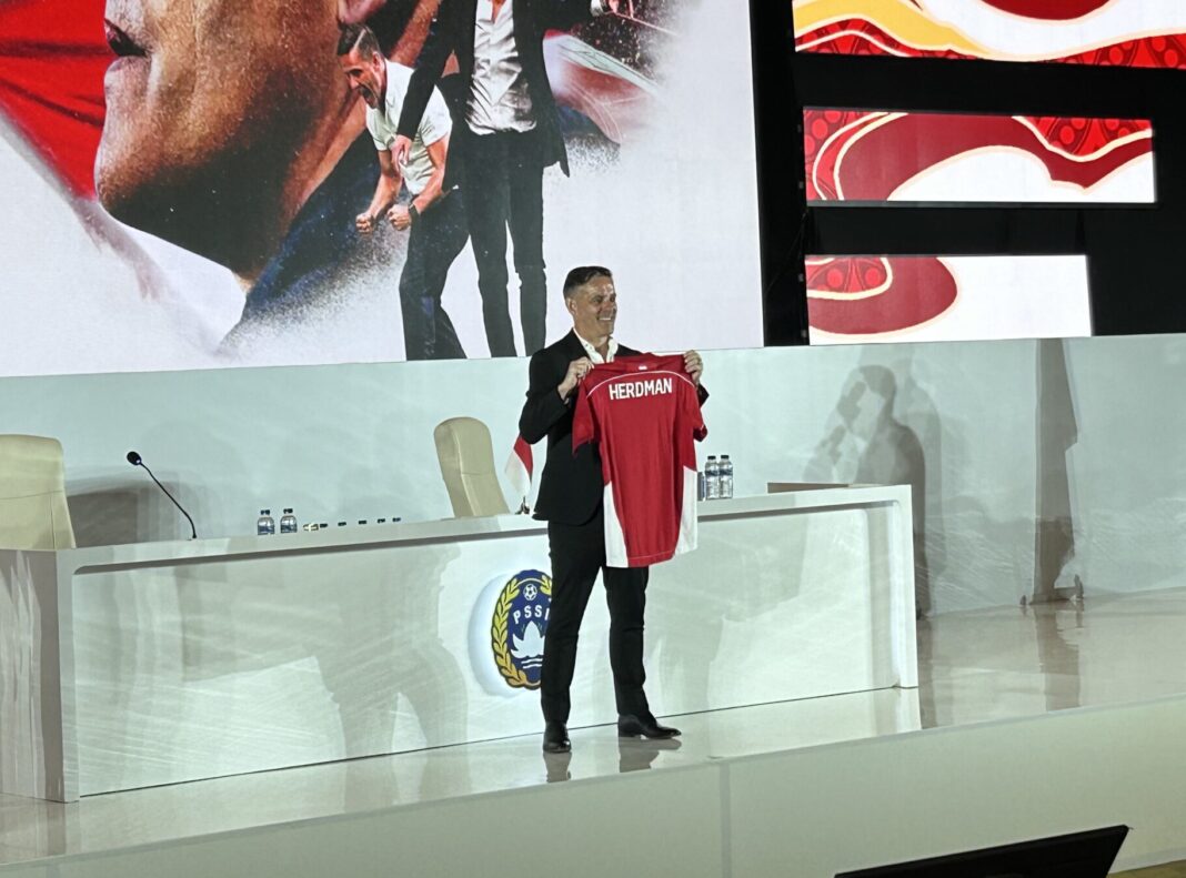 John Herdman saat diresmikan sebagai pelatih Timnas Indonesia