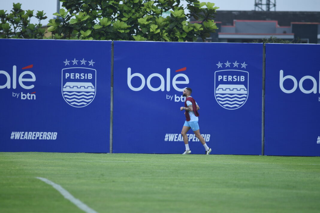 Layvin Kurzawa saat berlatih