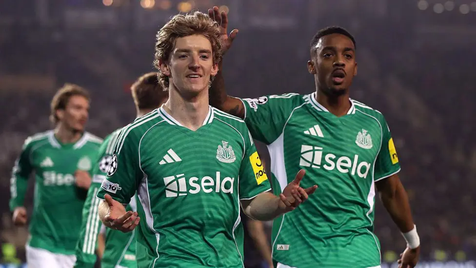 Sorak-sorai menggema di Stadion Republik Tofig Bahramov, tetapi Anthony Gordon, tetap terfokus pada satu hal.