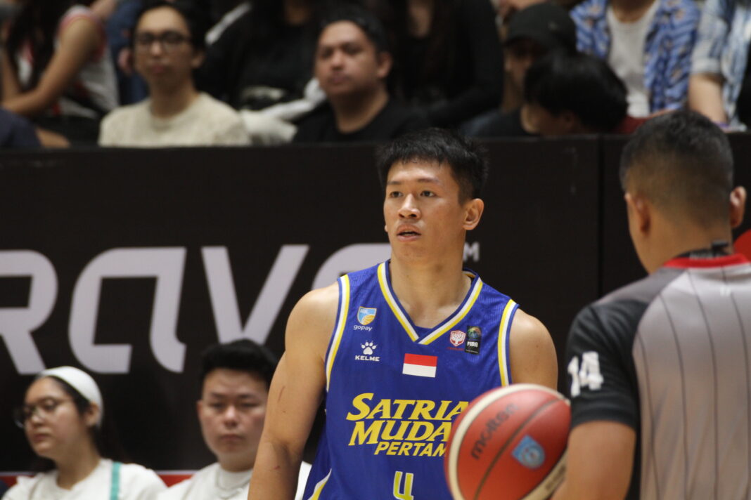 Abraham Damar Grahita (Satrria Muda Pertamina Bandung) saat menghadapi Pelita Jaya di Bandung Arena, Minggu (2/2/2025). (Bolanet24/Rinaldy Azka)