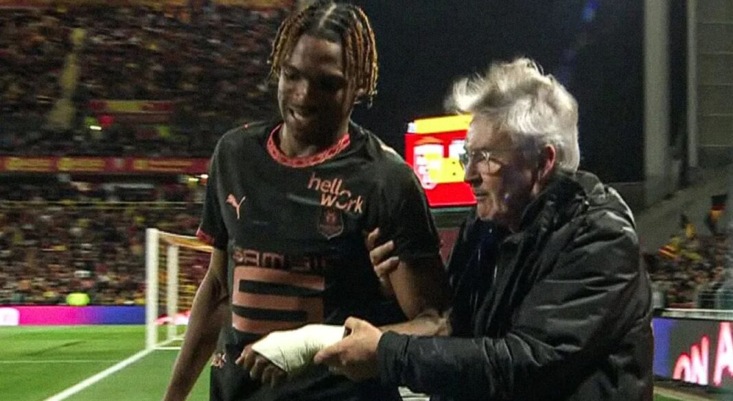 Jeremy Jacquet, pemain yang baru saja direkrut Liverpool, diperkirakan akan menjalani masa pemulihan setelah mengalami masalah pada bahunya.