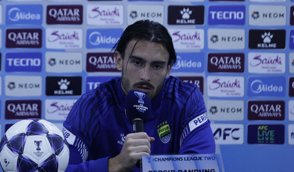 Andrew Jung menunduk, tapi tak menyesali laga tadi malam saat langkah Persib Bandung terhenti di ajang ACL Two.