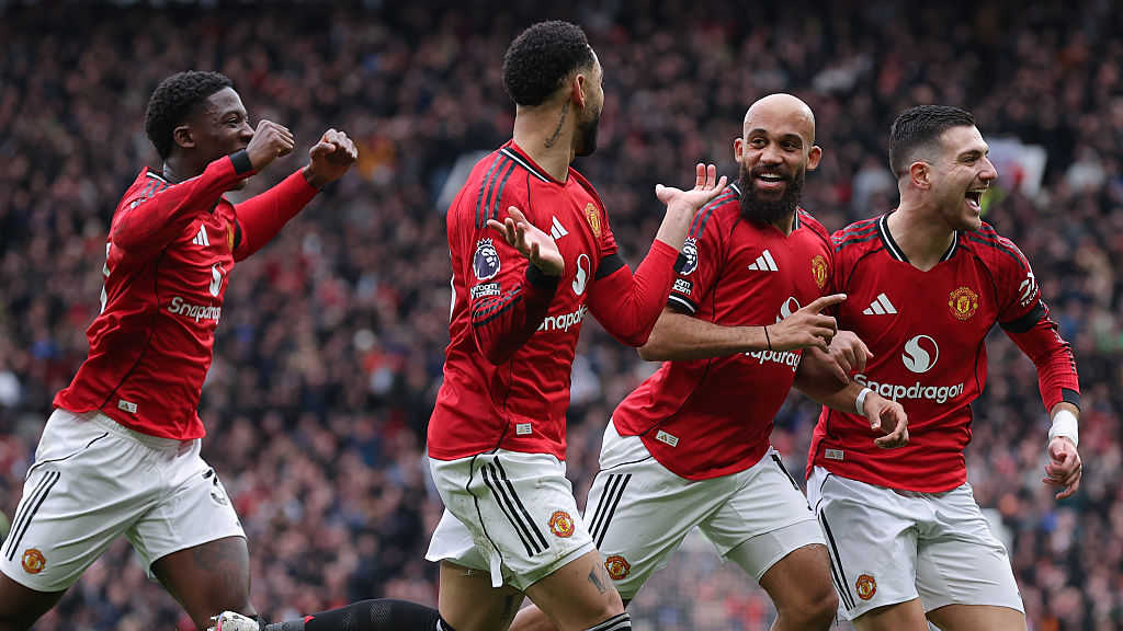 Manchester United memperpanjang rekor kemenangan menjadi empat kaliberuntun usai mengalahkan Spurs dengan skor tipis 2-1.