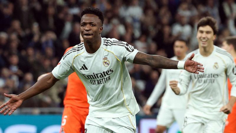 Real Madrid berhasil mengakuisisi puncak klasemen setelah mereka menang melawan Real Sociedad dengan skor cukup mencolok 4-1.