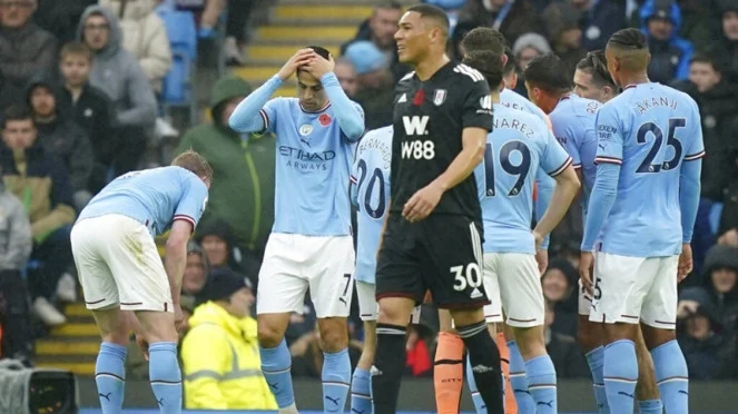 Manchester City terus memepet Arsenal di puncak klasemen setelah mereka menang dengan sangat meyakinkan dari Fulham, skor akhir 3-0.