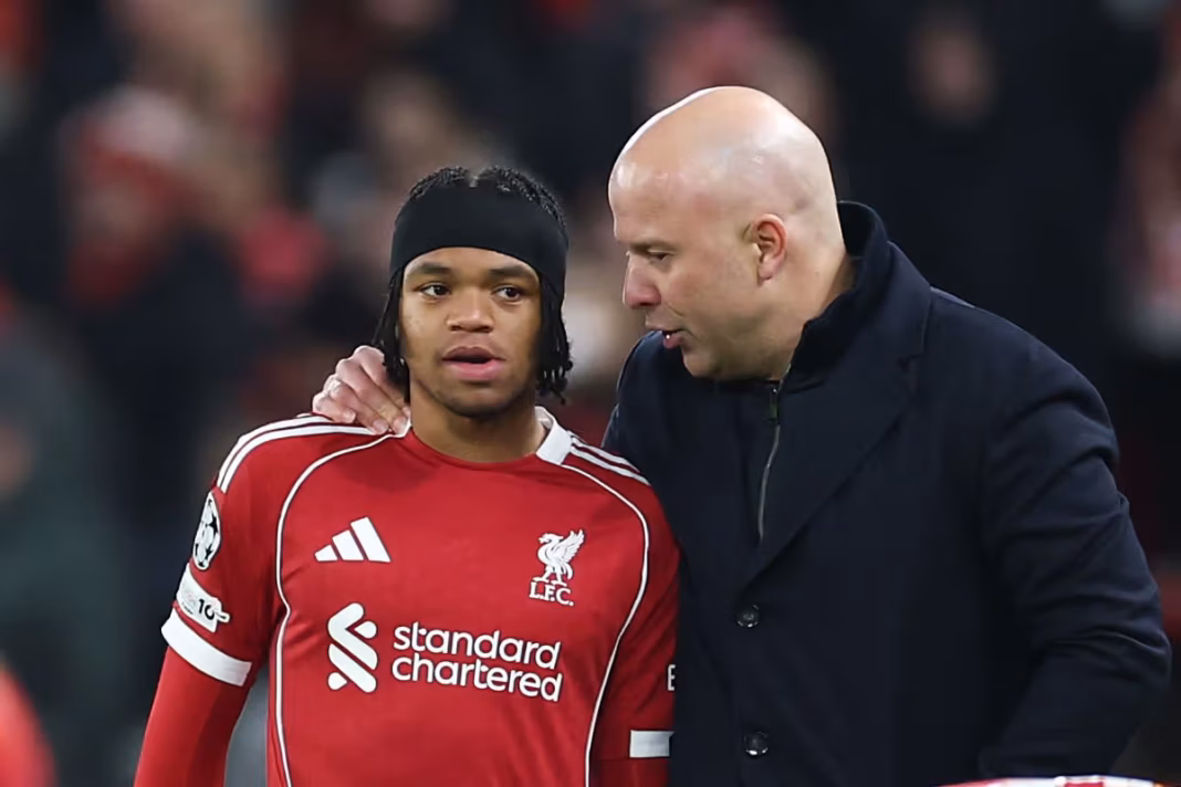 Winger muda Liverpool, Rio Ngumoha and kepala pelatih Arne Slot (Dan Istitene/Getty Images)