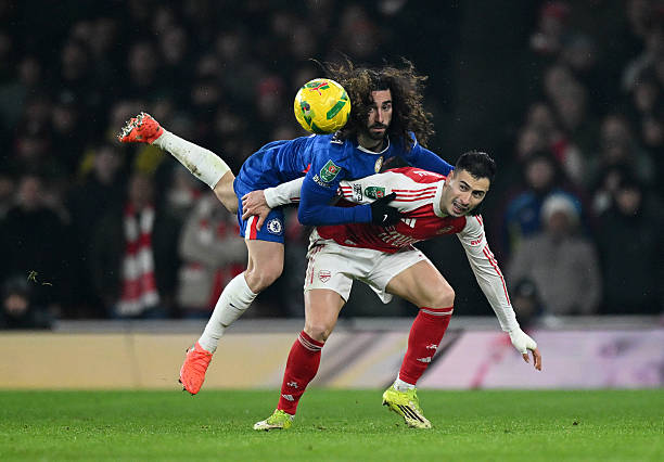 Gabriel Martinelli dari Arsenal dihalangi oleh Marc Cucurella dari Chelsea selama pertandingan leg kedua semifinal Piala Carabao antara Arsenal dan Chelsea di Stadion Emirates pada 3 Februari 2026 di London, Inggris.