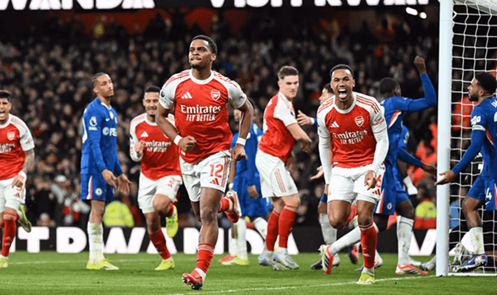 Derby London tersaji saat Arsenal menjamu Chelsea di Emirates Stadium, sang tuan rumah sukses menang dengan skor tipis 2-1.