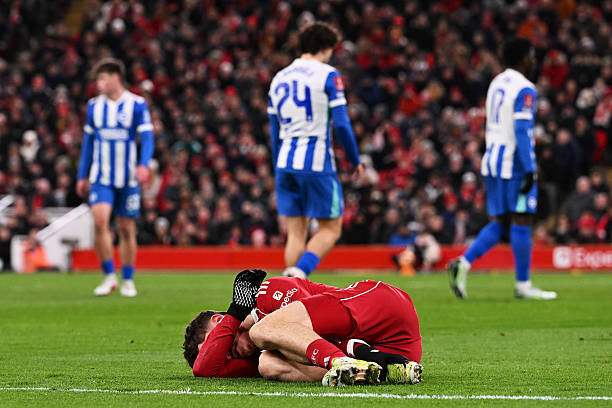 LIVERPOOL, INGGRIS - 14 FEBRUARI: THE SUN OUT, THE SUN ON SUNDAY OUT Florian Wirtz dari Liverpool tampak cedera sambil memegang kaki kanannya selama pertandingan putaran keempat Piala FA Emirates antara Liverpool dan Brighton & Hove Albion di Anfield pada 14 Februari 2026 di Liverpool, Inggris. (Foto oleh Liverpool FC/Liverpool FC via Getty Images)