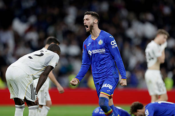 MADRID, SPANYOL - 2 Maret: Domingos Duarte dari Getafe CF merayakan kemenangan saat buat malu Real Madrid selama pertandingan LaLiga EA Sports antara Real Madrid vs Getafe di Estadio Santiago Bernabeu pada 2 Maret 2026 di Madrid, Spanyol (Foto oleh M Gracia Jimenez/Soccrates/Getty Images)