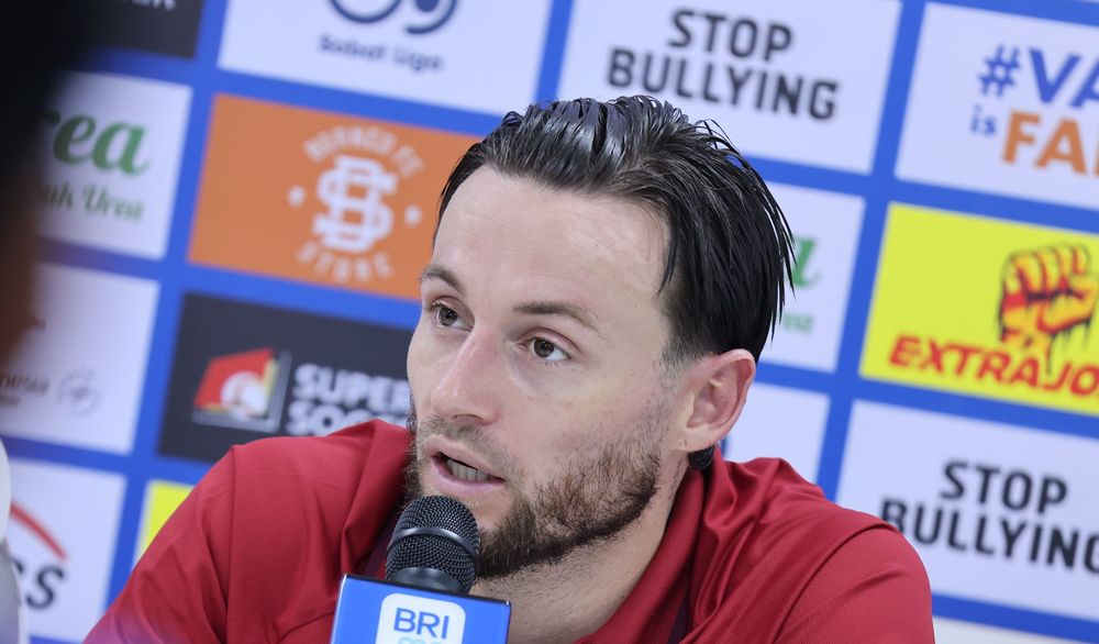 Raut kekecewaan masih tersirat di wajah seorang Marc Klok usai Persib dipaksa berbagi angka dengan Borneo FC