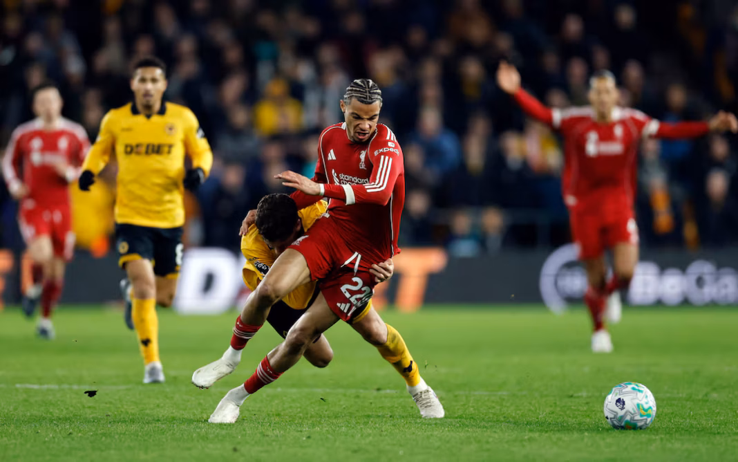 Wolves sukses membuat kejutan setelah mereka sukses mengalahkan tim kuat Liverpool di kandang sendiri dengan skor tipis 2-1.
