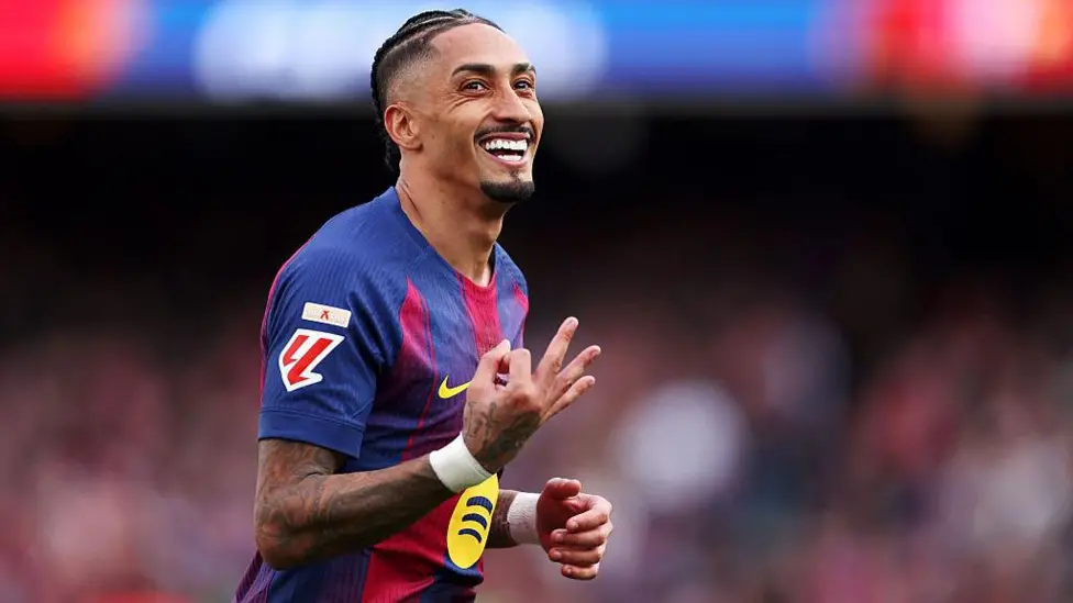 Pesta gol tersaji di Spotify Camp Nou usai Barcelona, melumat habis Sevilla dengan skor telak 5-2, Raphinha jadi bintang.