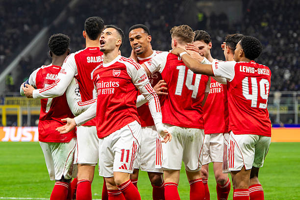 MILAN, ITALIA - 20 Januari: Gabriel Martinelli dari Arsenal (ke-3 dari kiri) menyemangati para penggemar setelah gol Viktor Gyokeres dari Arsenal selama pertandingan Fase Liga Liga Champions UEFA 2025/26 pekan ke-7 antara FC Internazionale Milano dan Arsenal FC di Stadion San Siro pada 20 Januari 2026 di Milan, Italia. (Foto oleh Jari Pestelacci/Eurasia Sport Images/Getty Images)