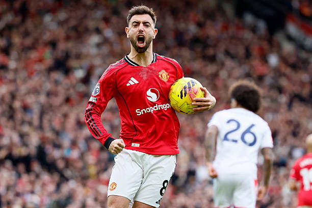 MANCHESTER, INGGRIS - 1 Maret 2026: Bruno Fernandes dari Manchester United merayakan golnya selama pertandingan Liga Premier antara Manchester United dan Crystal Palace di Old Trafford, Manchester, Inggris. (Foto oleh Richard Sellers/Sportsphoto/Allstar via Getty Images)