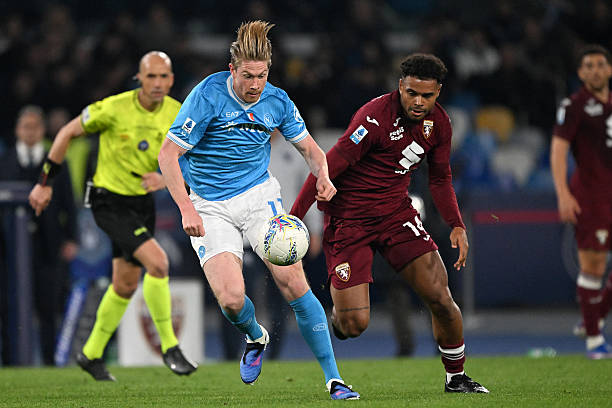 NAPLES, ITALIA - 6 Maret 2026: Kevin De Bruyne dari SSC Napoli berebut bola dengan Tino Anjorin dari Torino FC selama pertandingan Serie A antara SSC Napoli dan Torino FC di Stadio Diego Armando Maradona di Naples, Italia. (Foto oleh Francesco Pecoraro/Getty Images)