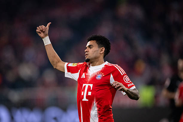MUNICH, JERMAN - 6 Maret 2026: Luis Diaz dari FC Bayern Muenchen mengacungkan jempol saat pertandingan Bundesliga antara FC Bayern München dan Borussia Mönchengladbach di Allianz Arena pada 6 Maret 2026 di Munich, Jerman. (Foto oleh S. Mellar/FC Bayern via Getty Images)