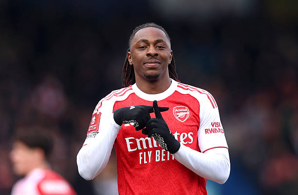 MANSFIELD, INGGRIS - 7 Maret 2026: Eberechi Eze dari Arsenal merayakan gol kedua timnya selama pertandingan putaran kelima Piala FA Emirates antara Mansfield Town dan Arsenal di Stadion One Call di Mansfield, Inggris. (Foto oleh Julian Finney/Getty Images)