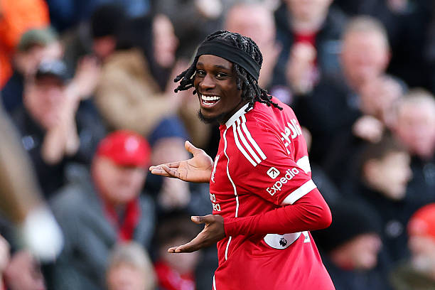 LIVERPOOL, INGGRIS - 28 Februari 2026: Jeremie Frimpong dari Liverpool merayakan gol bunuh diri yang berujung pada gol kelima Liverpool, selama pertandingan Liga Premier antara Liverpool dan West Ham United di Anfield, Liverpool, Inggris. (Foto oleh Dan Mullan/Getty Images)