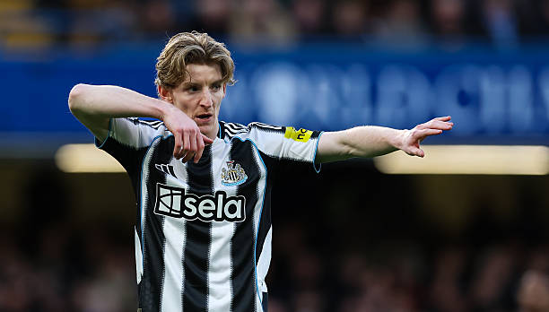 LONDON, INGGRIS - 14 Maret: Anthony Gordon dari Newcastle United memberi isyarat selama pertandingan Liga Premier antara Chelsea dan Newcastle United di Stamford Bridge pada 14 Maret 2026 di London, Inggris. (Foto oleh Andrew Kearns - CameraSport via Getty Images)