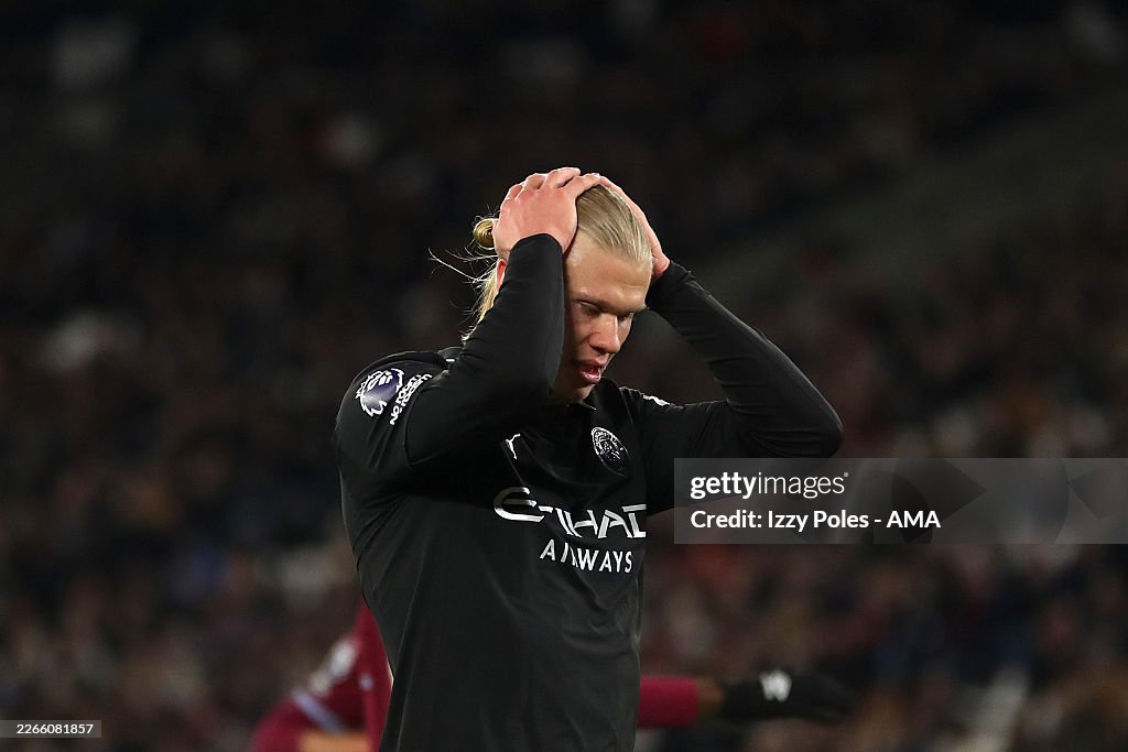 LONDON, INGGRIS - 14 Maret: Erling Haaland dari Manchester City bereaksi selama pertandingan Liga Premier antara West Ham United dan Manchester City di Stadion London pada 14 Maret 2026 di London, Inggris Raya. (Foto oleh Izzy Poles - AMA/Getty Images)
