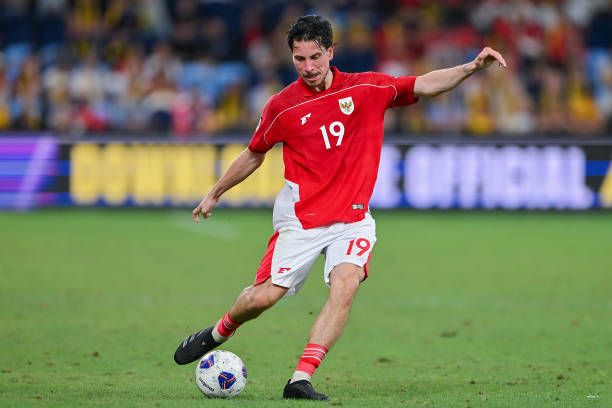 SYDNEY, AUSTRALIA - 20 Maret: Thom Haye dari Indonesia menendang bola selama pertandingan Kualifikasi Piala Dunia FIFA 2026 Zona Asia AFC Putaran 3 antara Australia vs Indonesia di Stadion Allianz pada 20 Maret 2025 di Sydney, Australia. (Foto oleh Ayush Kumar/Eurasia Sport Images/Getty Images)