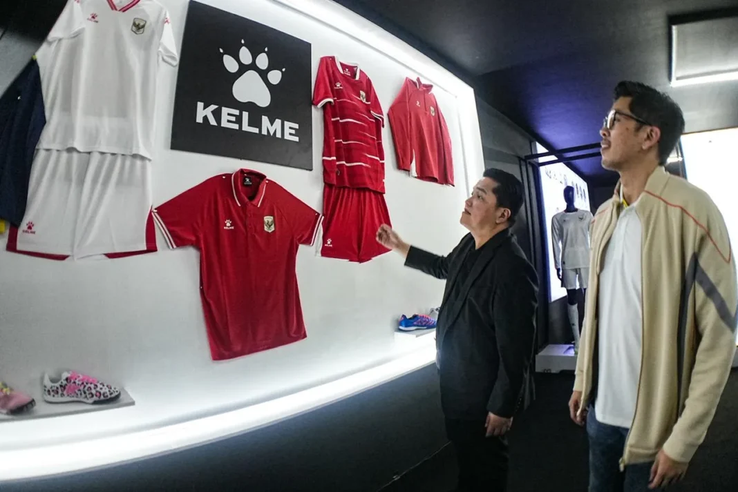 Ketum PSSI Erick Thohir dan CEO Kelme Indonesia Kevin Sanjaya melihat jersey baru Timnas Indonesia (arena.indozone.id)