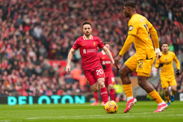 Diogo Jota dari Liverpool beraksi melawan Emmanuel Agbadou selama pertandingan Liga Premier antara Liverpool dan Wolverhampton Wanderers di Anfield, Liverpool, Inggris, pada 16 Februari 2025. (Foto oleh MI News/NurPhoto via Getty Images)