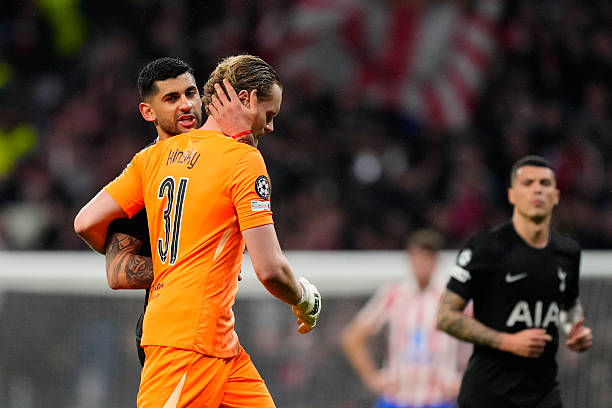 Antonin Kinsky, kiper bek kiri Tottenham dan Republik Ceko, tampak kecewa saat diganti setelah gol ketiga Atletico selama pertandingan leg pertama babak 16 besar Liga Champions UEFA 2025/26 antara Atletico de Madrid dan Tottenham Hotspur FC di Estadio Riyadh Air Metropolitano pada 10 Maret 2026 di Madrid, Spanyol. (Foto oleh Jose Breton/Pics Action/NurPhoto via Getty Images)