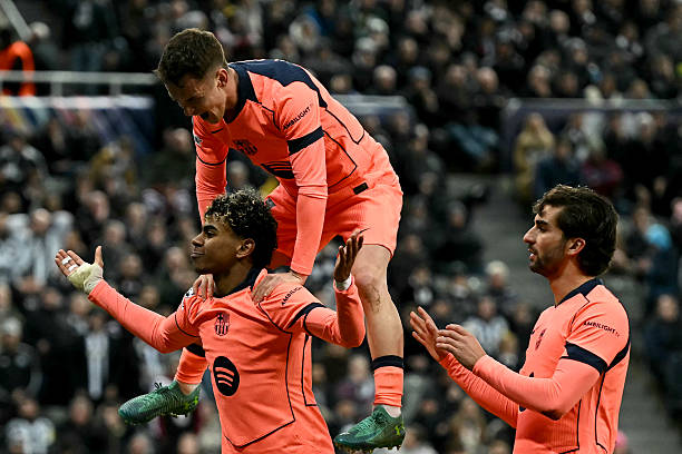 TOPSHOT - Penyerang Spanyol Barcelona #10 Lamine Yamal (kiri) merayakan gol pertama timnya selama pertandingan sepak bola babak 16 besar Liga Champions UEFA antara Newcastle United dan FC Barcelona di St James' Park di Newcastle-upon-Tyne, timur laut Inggris pada 10 Maret 2026. (Foto oleh Paul ELLIS / AFP via Getty Images)