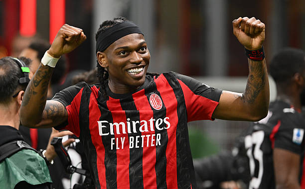 MILAN, ITALIA - 8 Maret 2026: Rafael Leão dari AC Milan merayakan golnya selama pertandingan Serie A antara AC Milan dan FC Internazionale di Stadion Giuseppe Meazza di Milan, Italia. (Foto oleh Giuseppe Bellini/Getty Images)