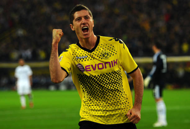 DORTMUND, JERMAN - 5 NOVEMBER 2011: Robert Lewandowski dari Dortmund merayakan setelah mencetak gol keempat timnya selama pertandingan Bundesliga antara Borussia Dortmund dan VfL Wolfsburg di Signal Iduna Park pada 5 November 2011 di Dortmund, Jerman. (Foto oleh Lars Baron/Bongarts/Getty Images)