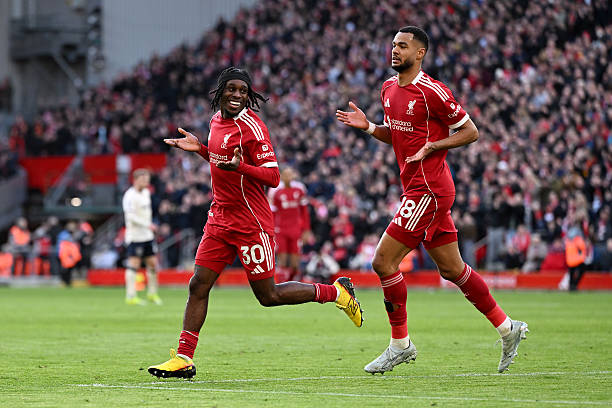Jeremie Frimpong lakukan selebrasi gol ke-5 bersama Cody Gakpo untuk Liverpool. (Liverpool FC/Getty Images)